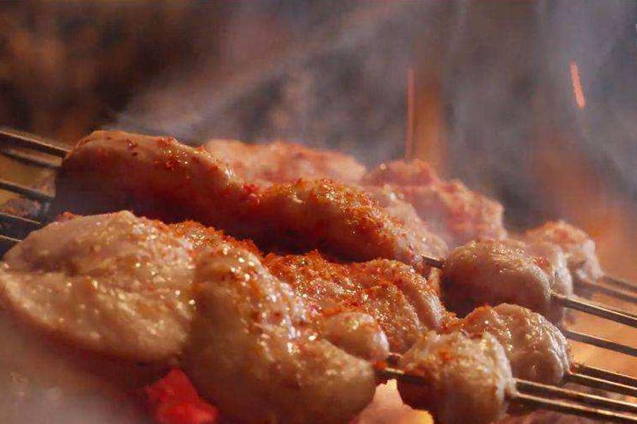 吃烧烤人生百味自己体会,烧烤带来的人间烟火气