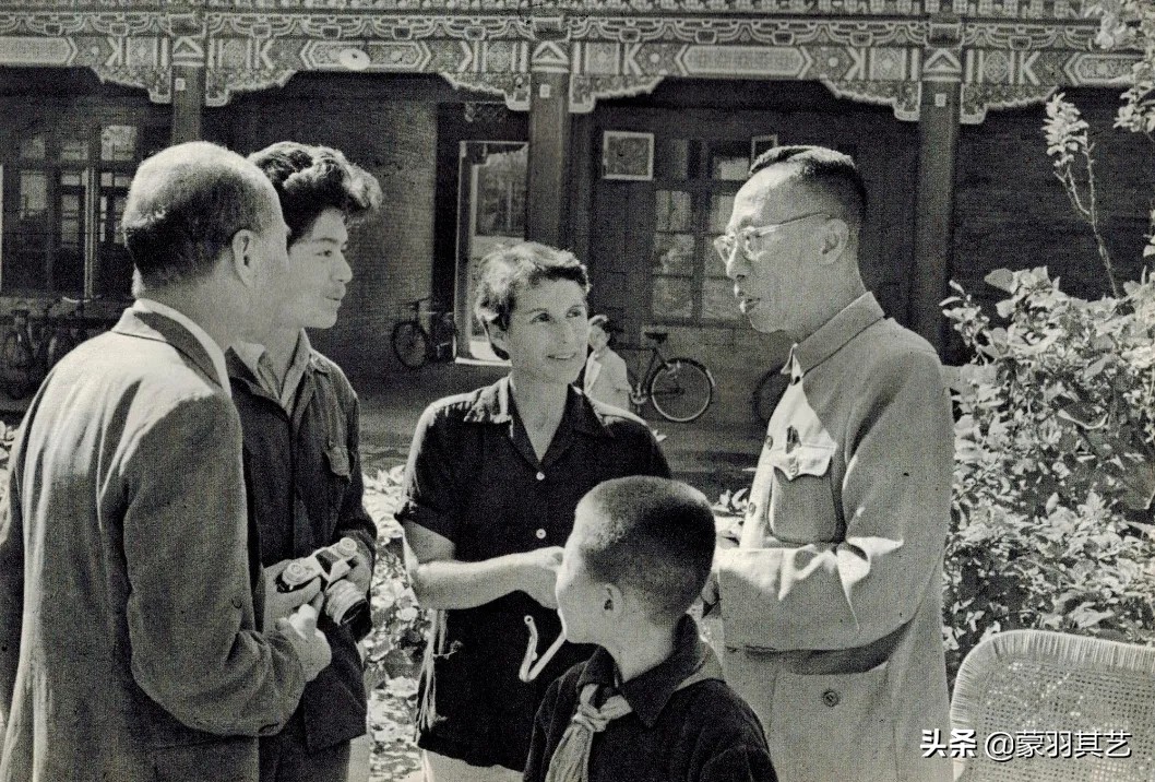 紫禁城最美三格格，在新中国摆摊卖香烟，毛主席为她点了个赞