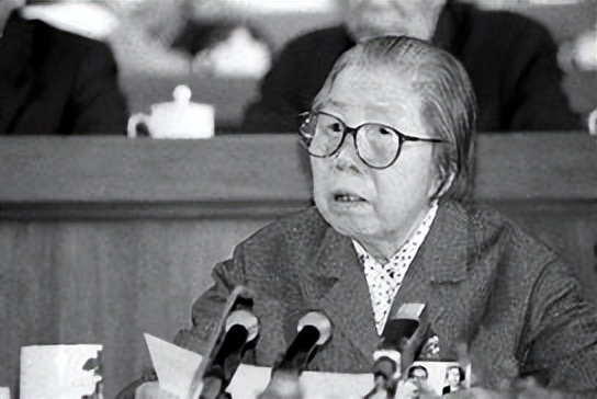 76年总理去世，谁能在追悼会上致悼词？*剑英叶**：只有*小平邓**最合适