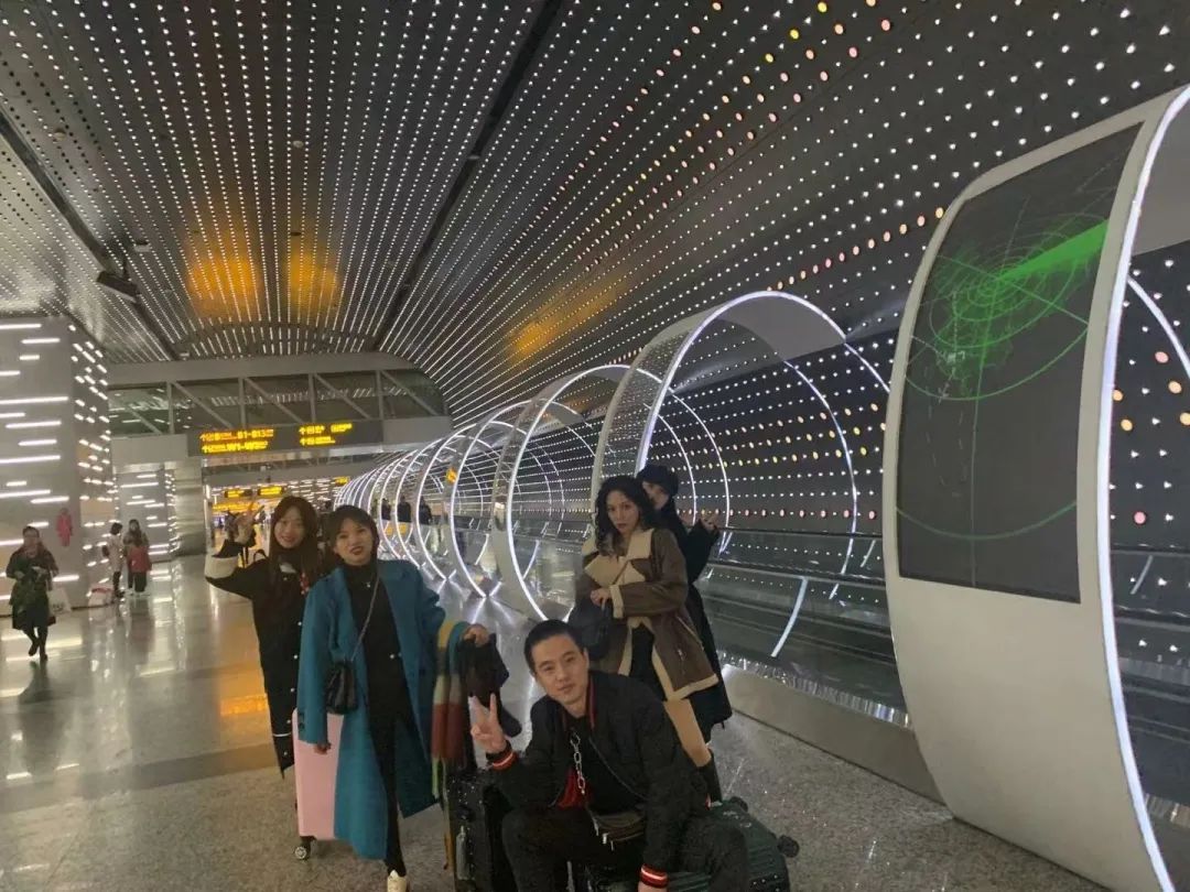 她每天在档口走廊换几百件衣服，“我要挣钱”是唯一信念