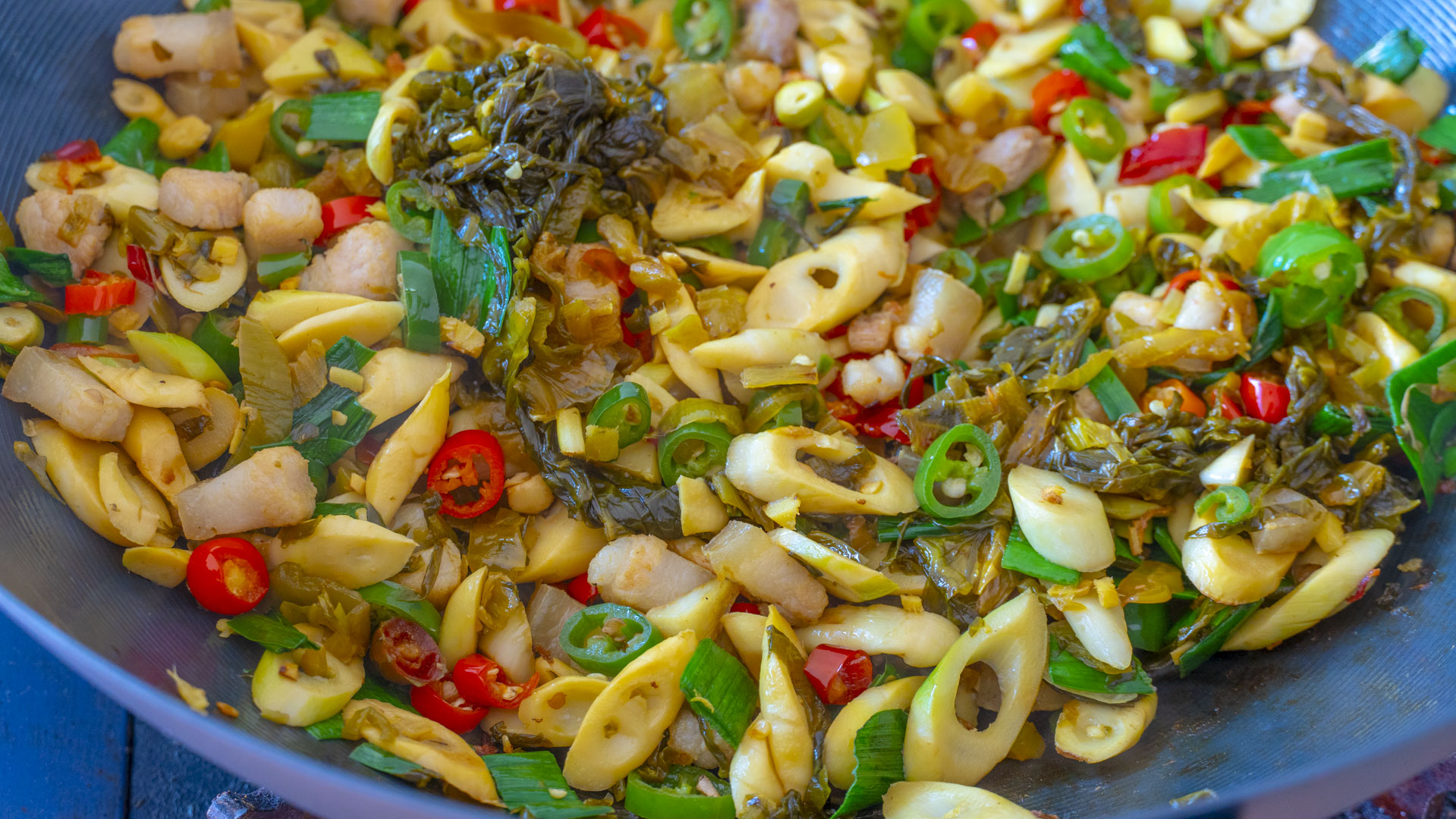 酸菜好吃不发臭的做法,酸菜鲜做的酸菜怎样吃才能更安全