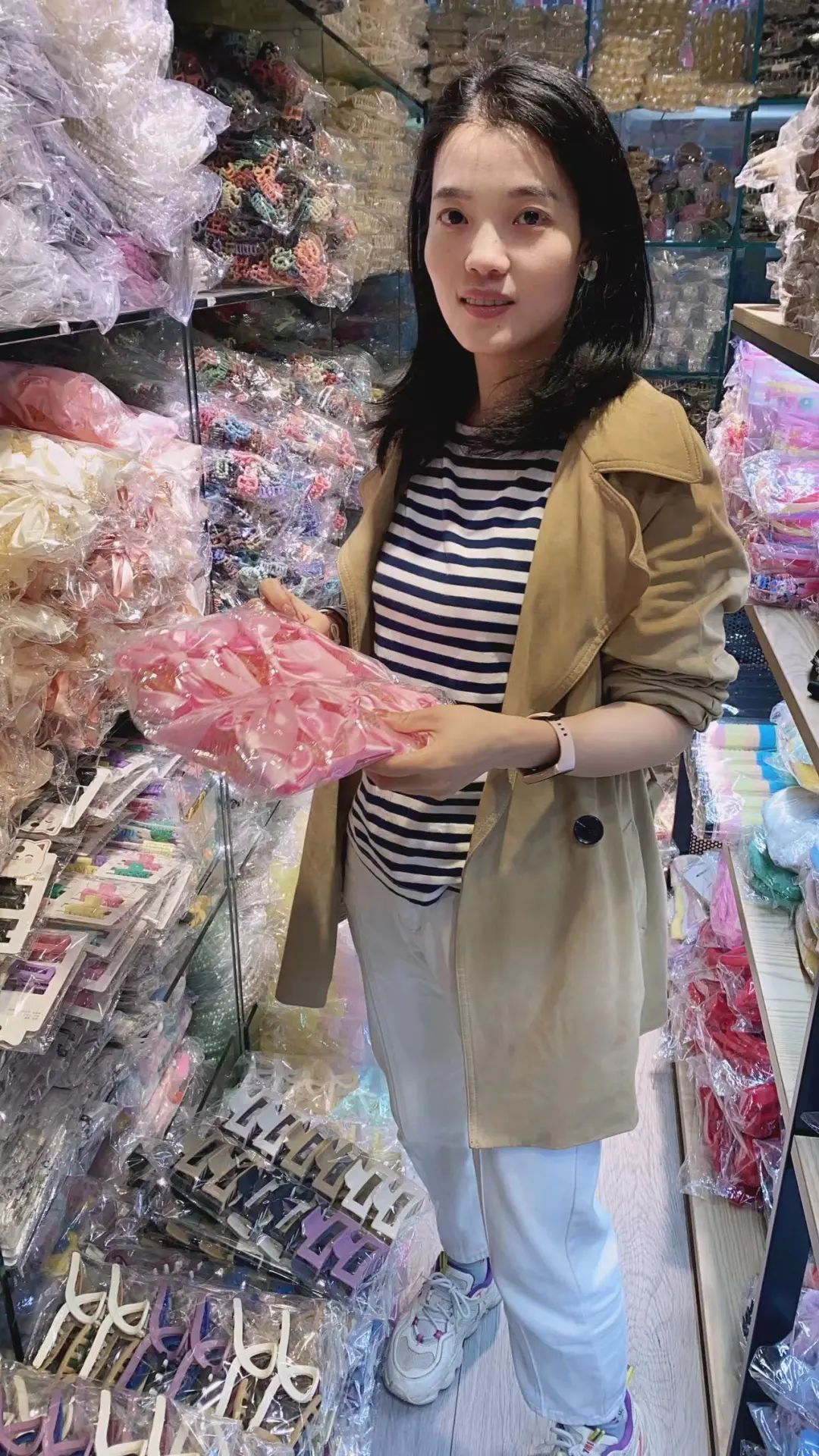 她们在义乌档口卖头花,最便宜的只要几毛钱,一月带货150万元