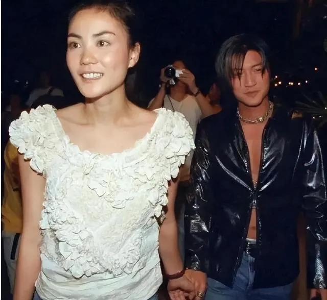 谢霆锋和王菲高调秀恩爱,王菲谢霆锋机场秀恩爱视频