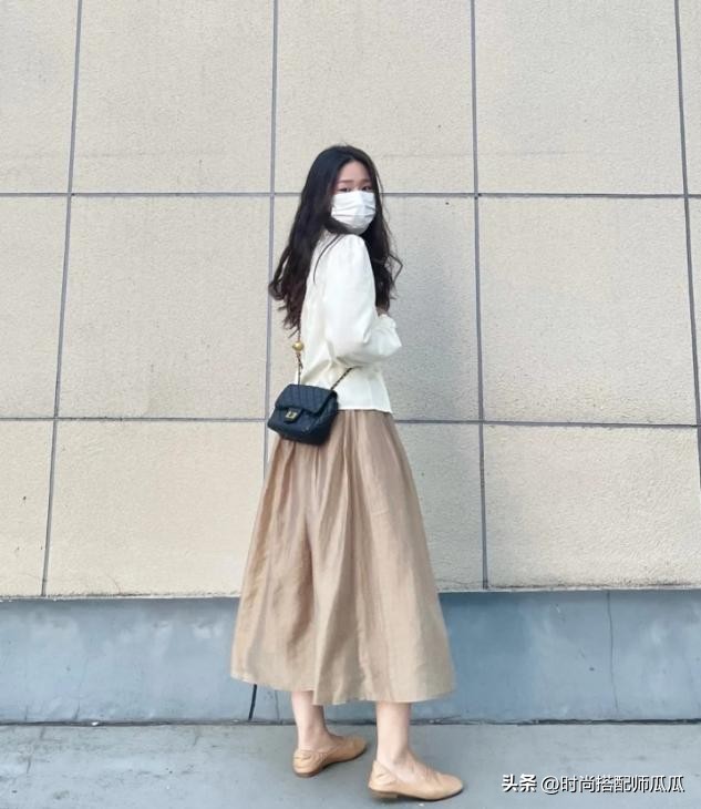 40岁女人无论穿裙子还是裤子,四五十岁的女人穿什么样的鞋子