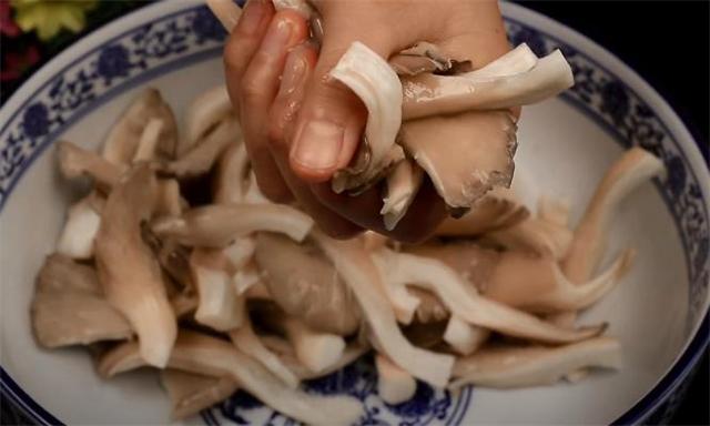 炸蘑菇用面粉还是淀粉,炸蘑菇到底用面粉还是淀粉