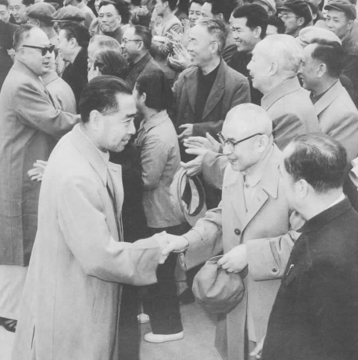 外交场合，有人突然喊“周恩来万岁”，周总理巧妙处理避免了麻烦