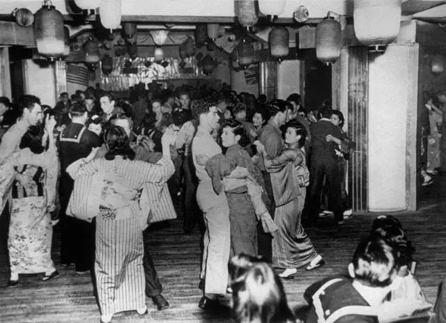 日本*女妓**玛丽，为等到心上人归来，78岁仍靠站街赚钱，受国人敬仰