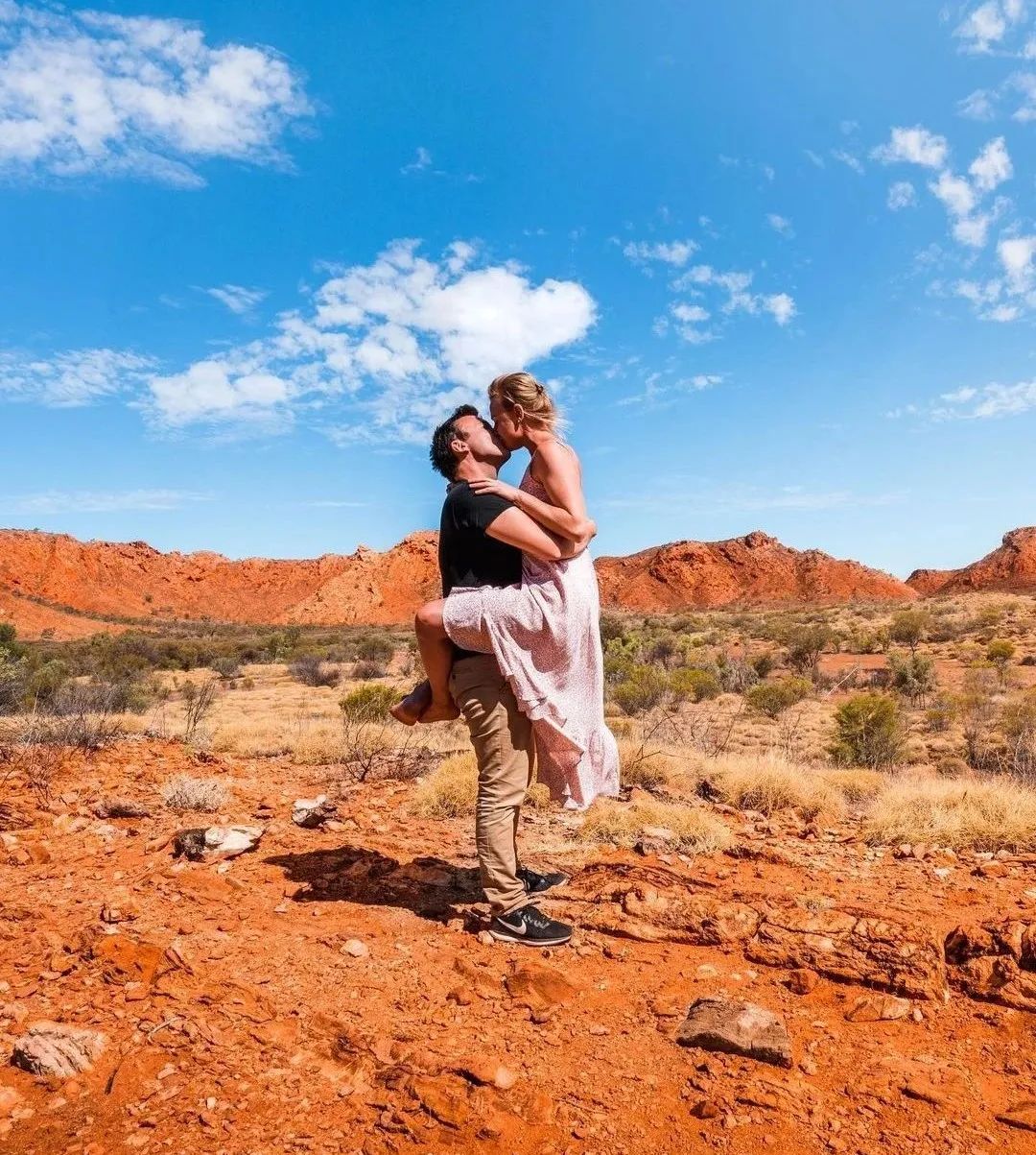 这对年轻夫妻放弃高薪，旅行2年花光存款，潇洒8年后向全网凡尔赛