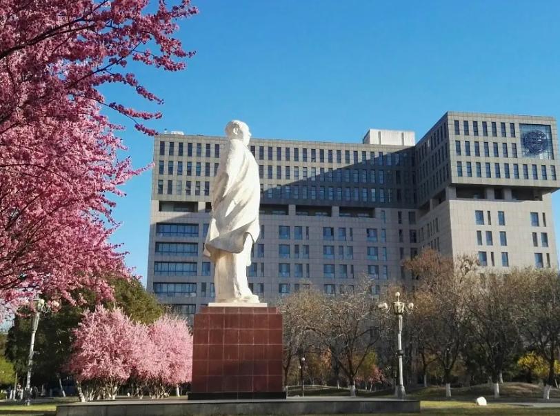 退伍军人意外救下一老人，对方赠宝珠谢恩，38年后才知宝珠不简单