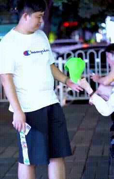 突然冒出一片气泡,突然冒了小小的水泡泡