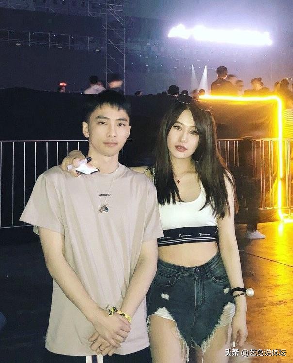 范志毅女儿妻子同框,范志毅女儿和他现任妻子