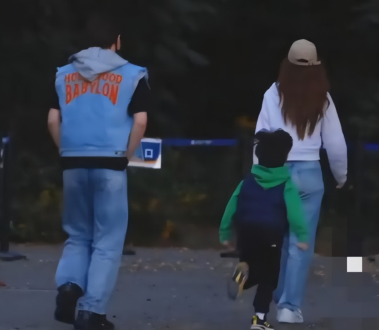 黄晓明当众摸女性屁股，Angelababy不闻不问，最终走向离婚