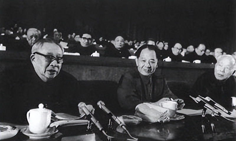 1981年，*承志廖**伸手向*小平邓**要烟，*小平邓**调侃：经常偷我香烟