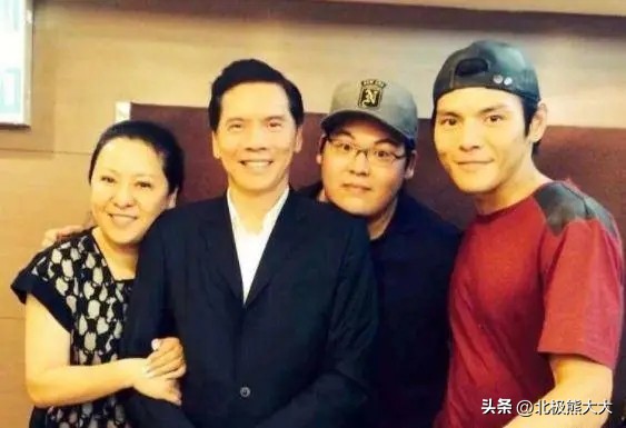 他是最喜欢打人的富二代，任性嚣张妄为，总把我爸是向华强挂嘴上