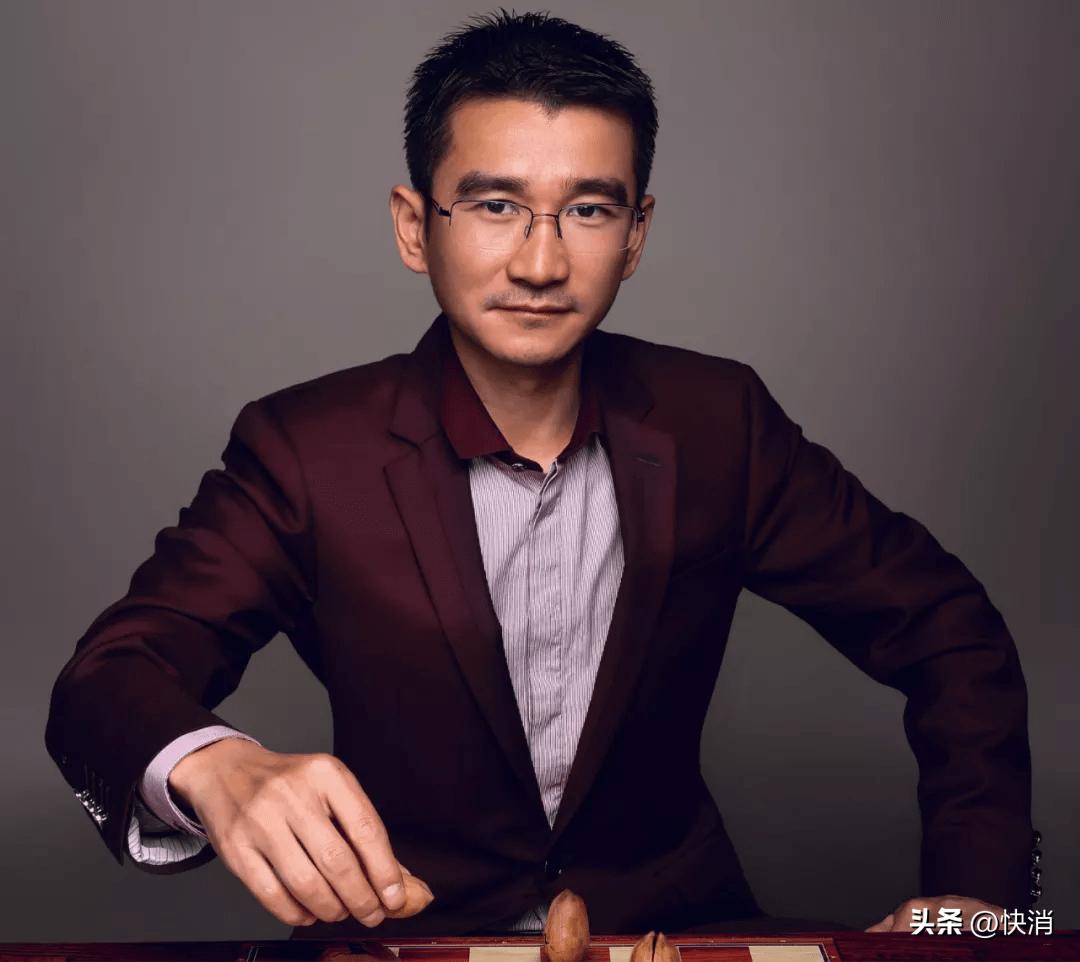 三只松鼠的消费群体与产品结合,三只松鼠从线上转战线下的原因