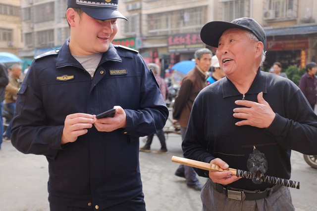 夫妻地摊卖臭豆腐日营业额9000元,摆摊卖臭豆腐一年能赚多少钱