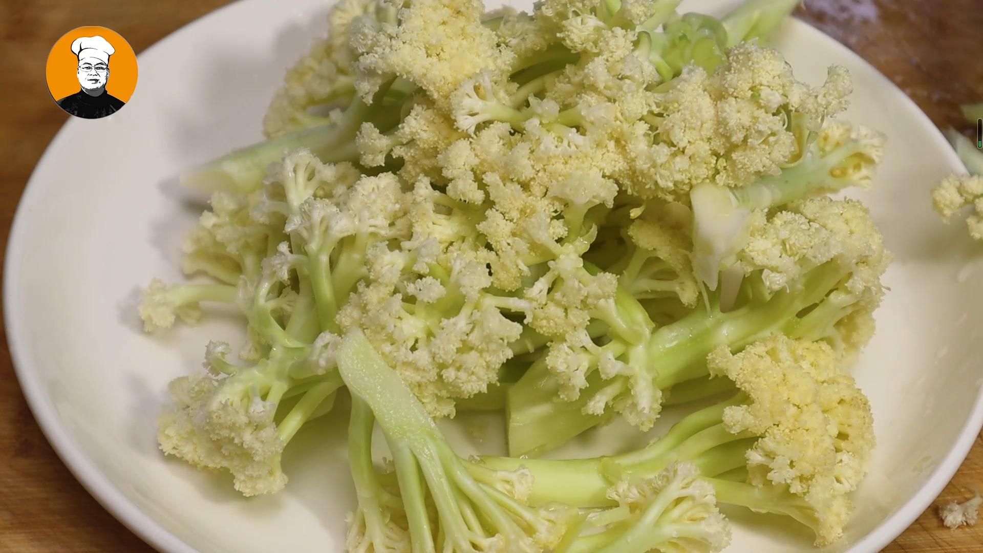 炒花菜不发黑的方法,炒花菜第一步不焯水怎么办