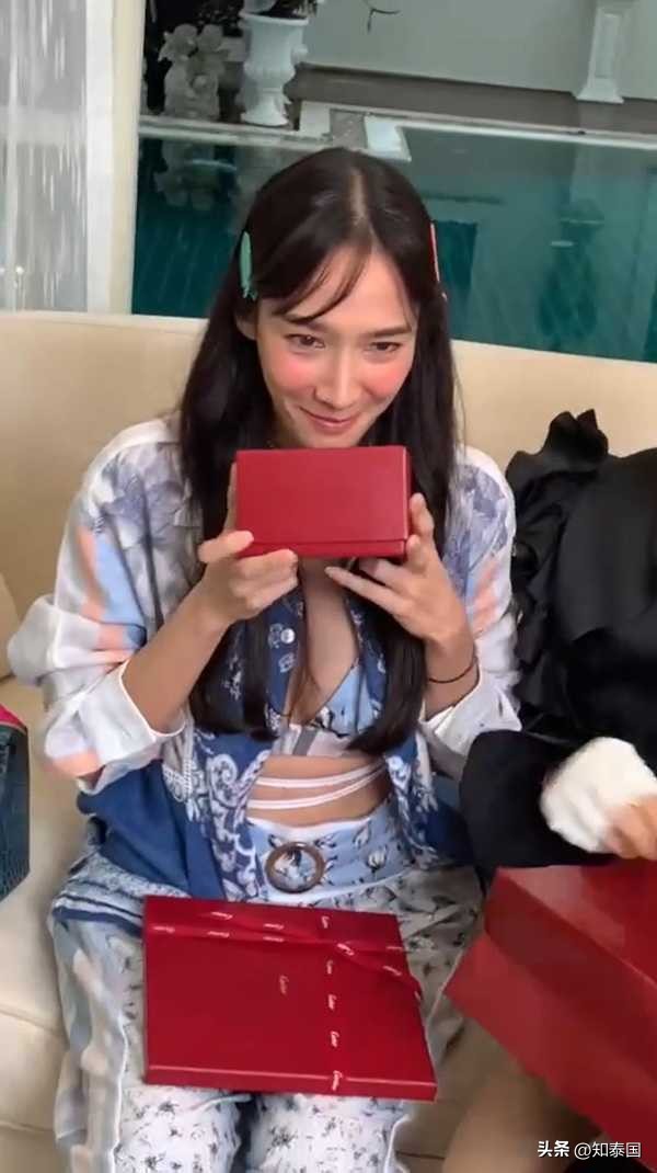 泰国女星aump经纪人a姐,泰国经纪人a姐是男是女