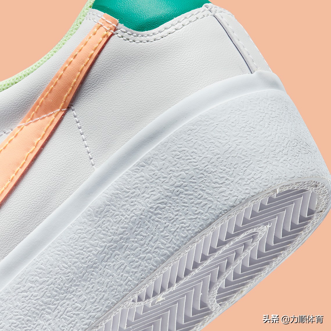 鞋带从鞋底穿过的一款鞋子,鞋带从鞋头开始的马丁靴