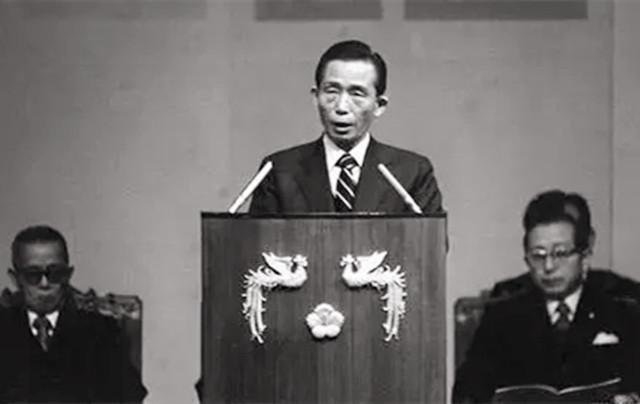 辛格浩：白手起家赚千亿，89岁还让26岁女星服务，95岁迎牢狱之灾