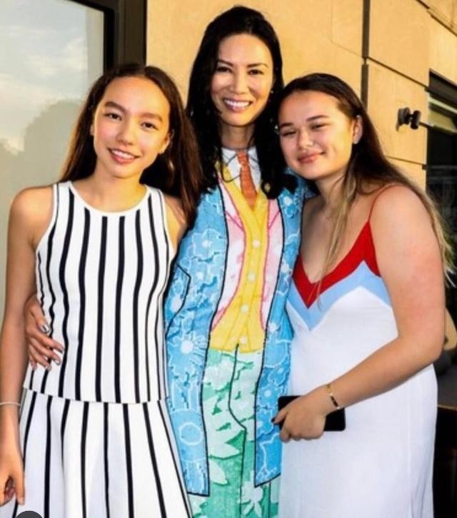 邓文迪与默多克的小女儿,邓文迪的两个女儿与默多克