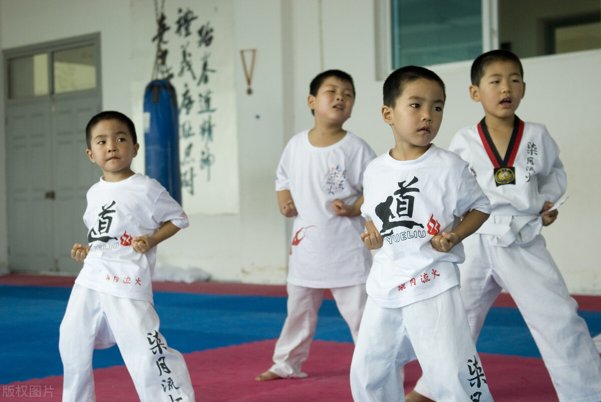 胖墩杀手,美艳娇妻从不惯着他,一根皮带勒着他肚子为他瘦身