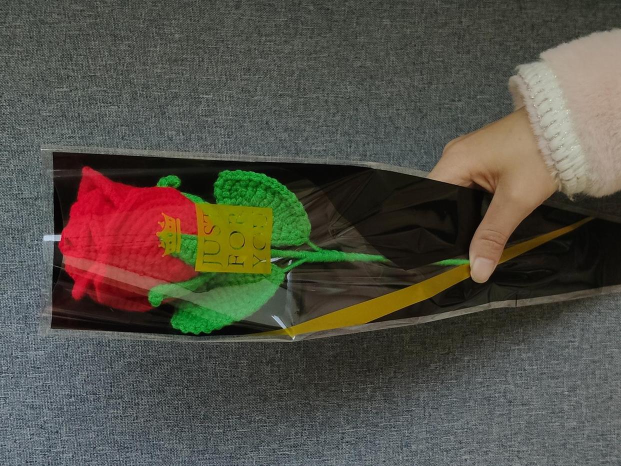 冰蓝玫瑰花的花语和寓意是什么呢,香槟色玫瑰花花语和寓意表