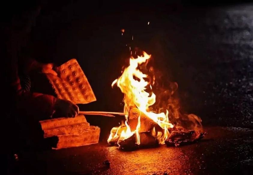 人死后什么时候开始烧纸,俗语说的是人死后为什么要烧纸