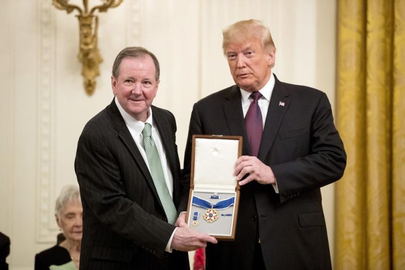 特朗普年轻时的颜值像猫王,特朗普年轻时帅气