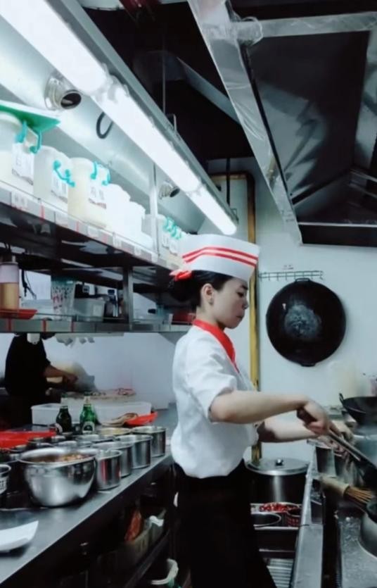 16岁学厨师能挣多少钱,技术学校学厨师可以赚多少