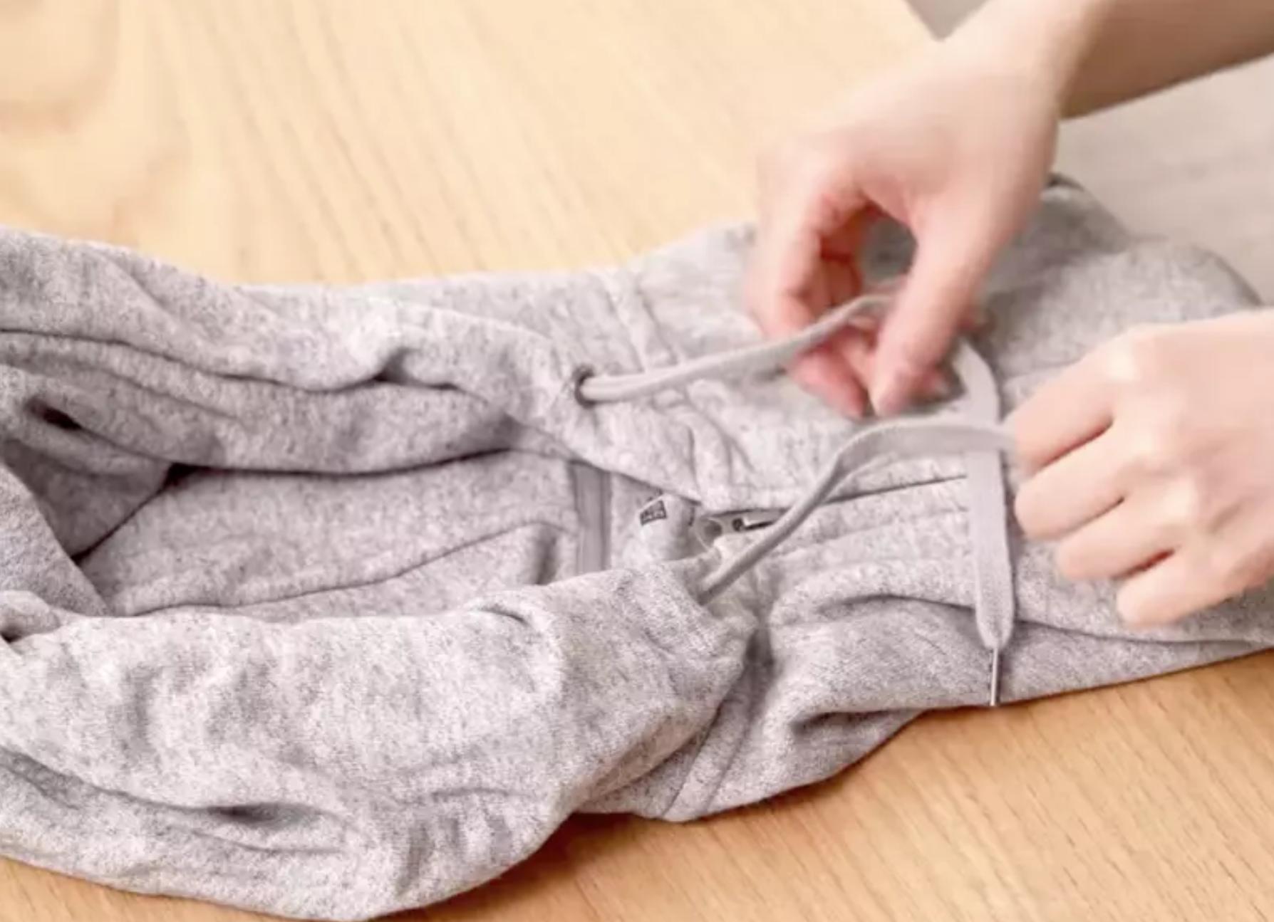 裤子抽绳掉下来怎么穿进去,裤子抽绳掉一半怎么穿回去