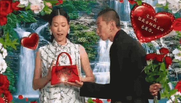 顶流卖丑大翻车！11万的透视裤、露奶衫，25万的飞机包，狗都不买