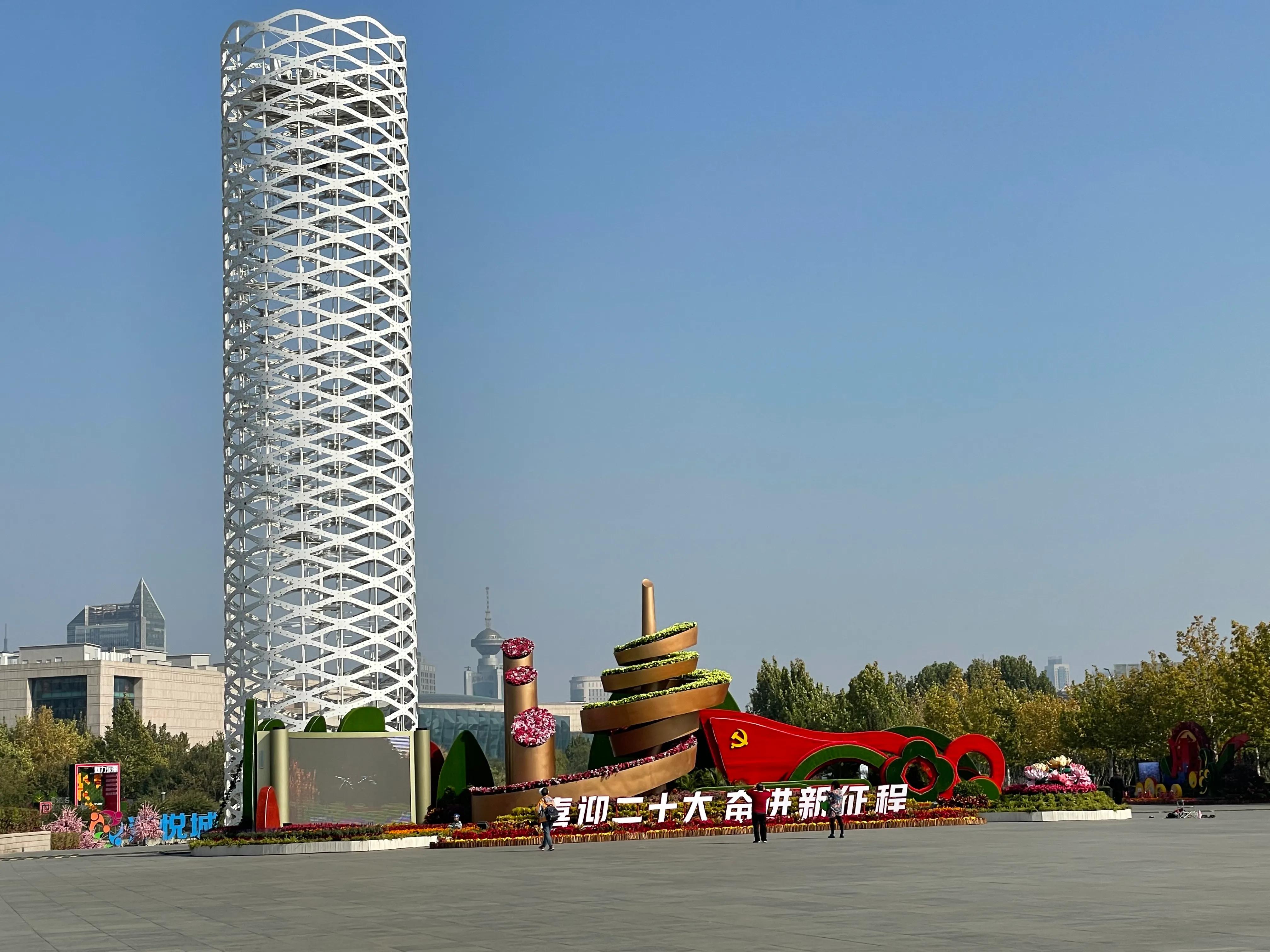 “喜迎二十大奋进新征程”2022年天津银河广场主题景观展精彩纷呈