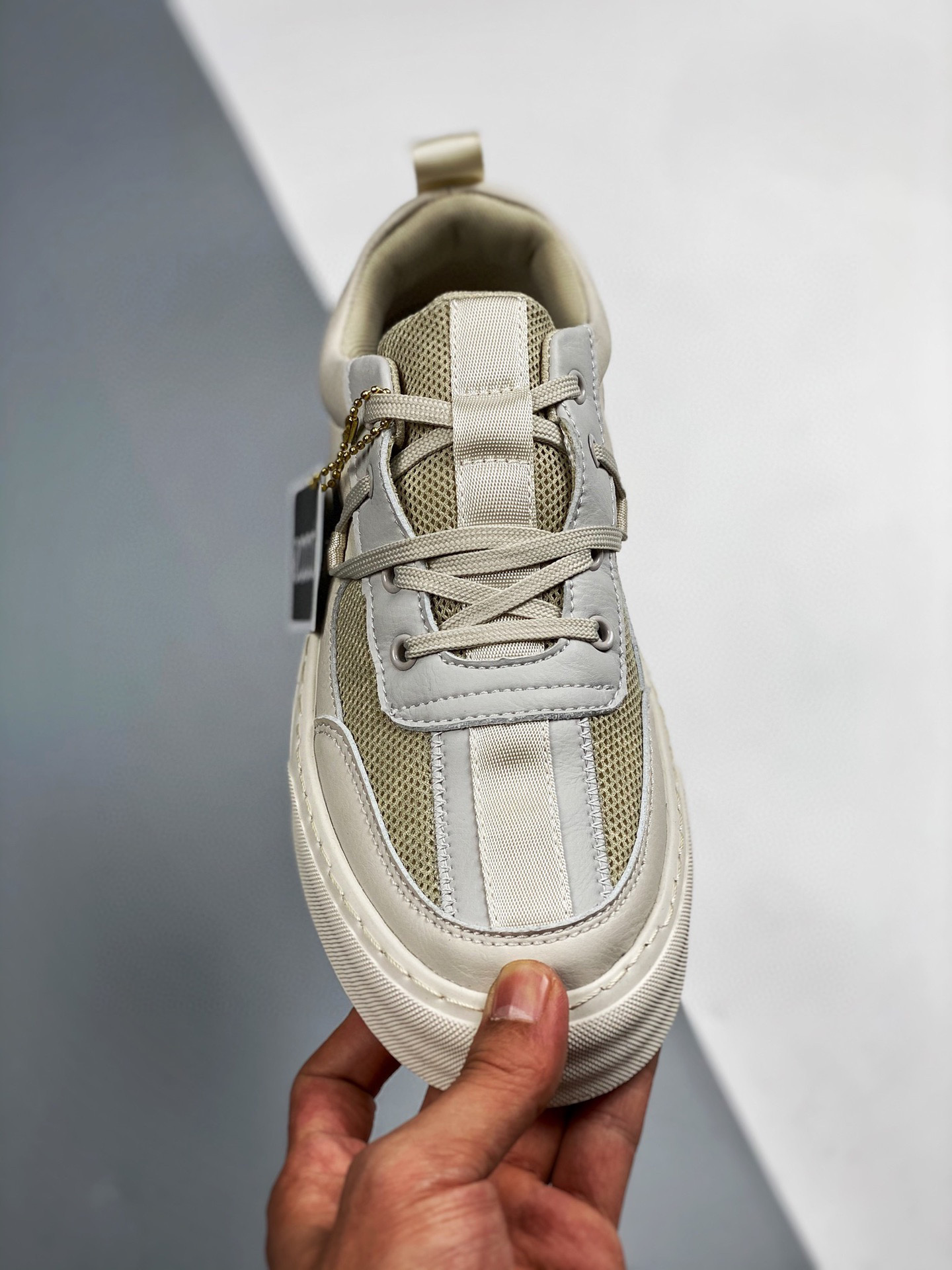 白色阔腿牛仔长裤搭配板鞋秋冬,阔腿牛仔裤搭配板鞋学生党