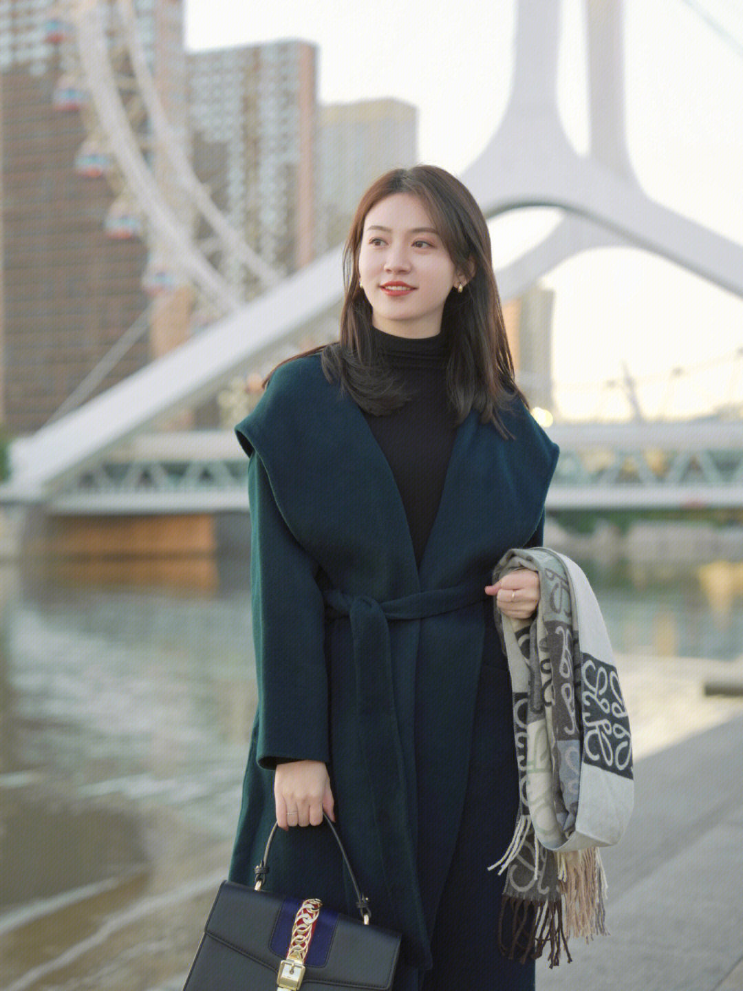 今年最实用的大衣穿搭技巧,牛仔拼接假两件针织衫搭配大衣