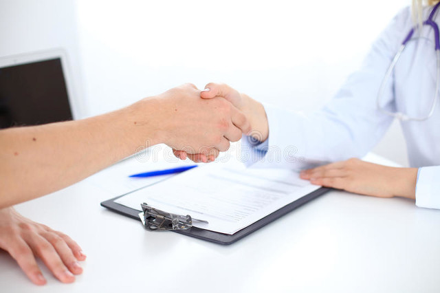 厦门男医生借体检之名对患者吸乳事件后续