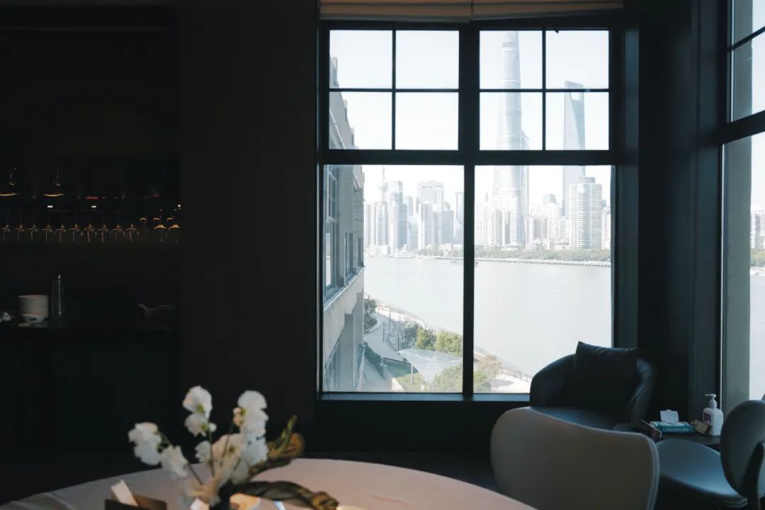 配备一星米其林黑珍珠餐厅,比米其林黑珍珠高端的餐厅