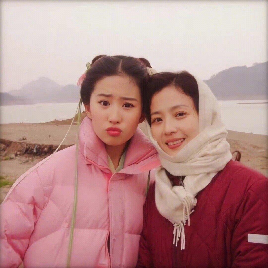 看合影才知道刘亦菲有多美,看了刘亦菲和素人的合影