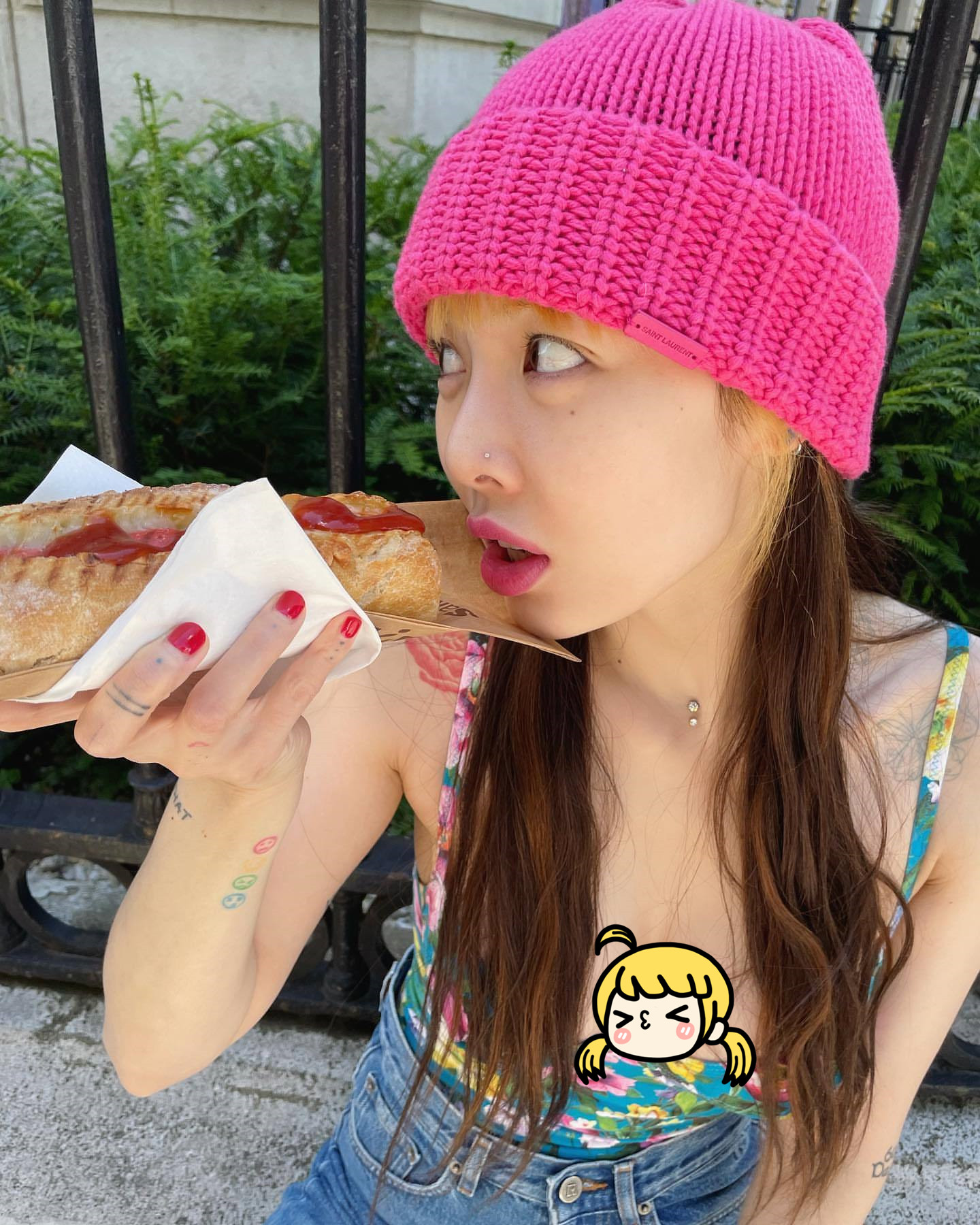 泫雅夏日最新照,泫雅风彩虹针织帽