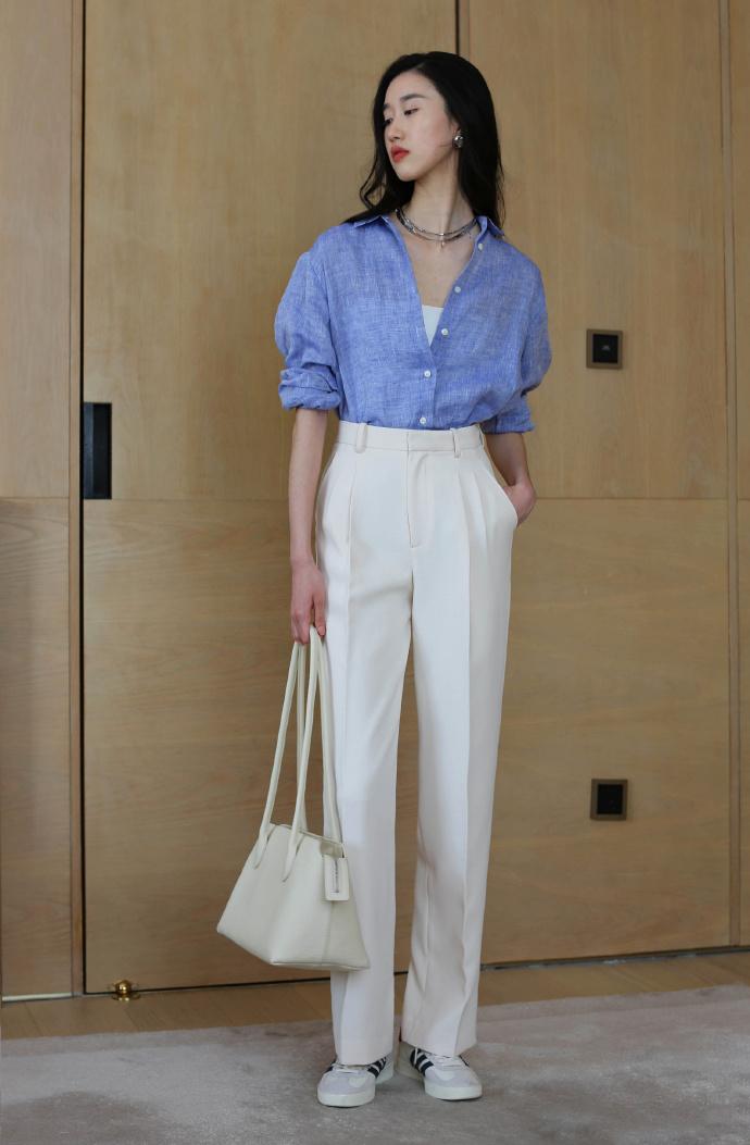 白衬衣在秋冬要怎么穿才时髦呢,宽松垂直感白衬衣怎么穿出高级感