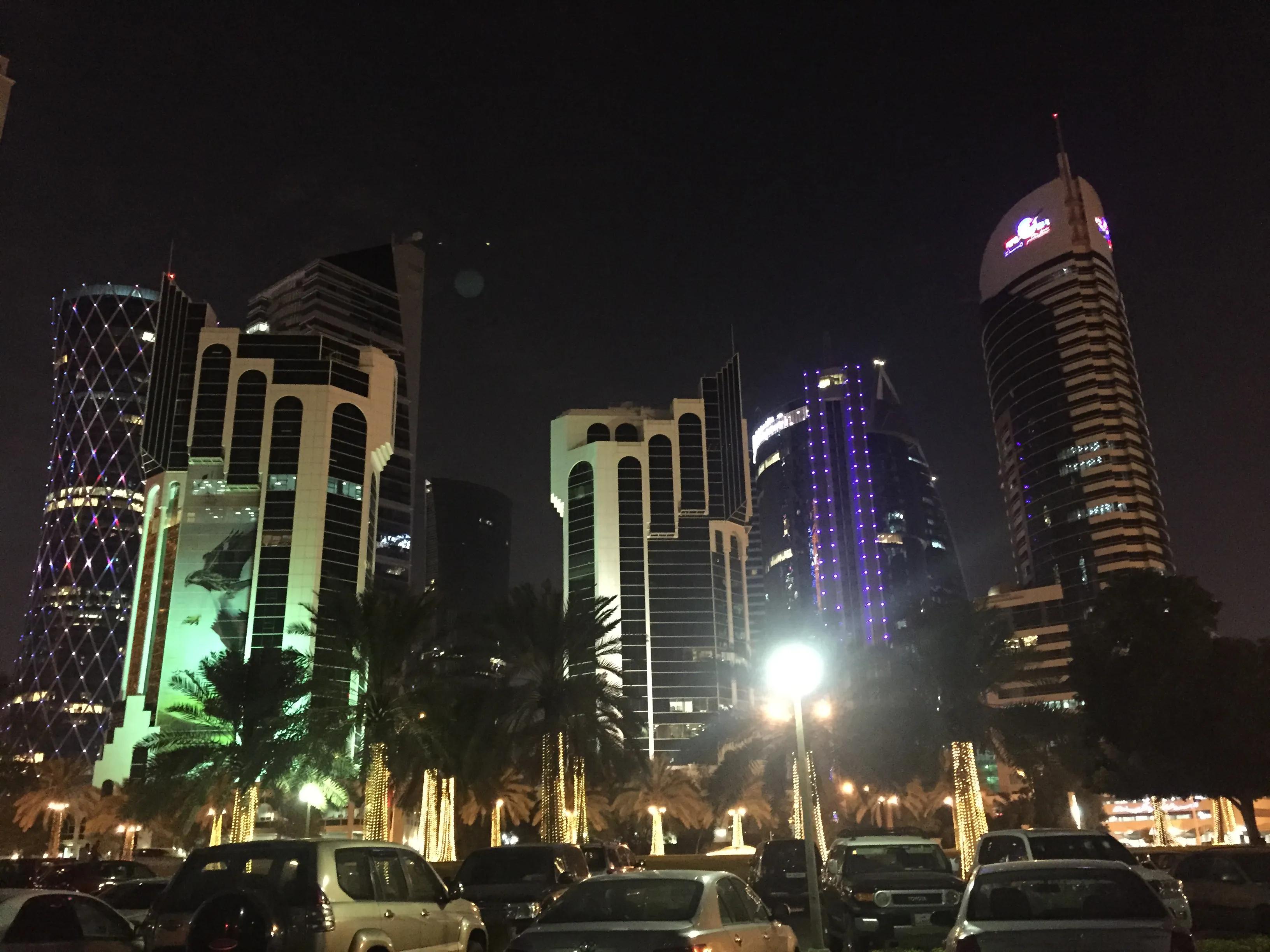 真实的卡塔尔长这样，一半沙漠一半海水