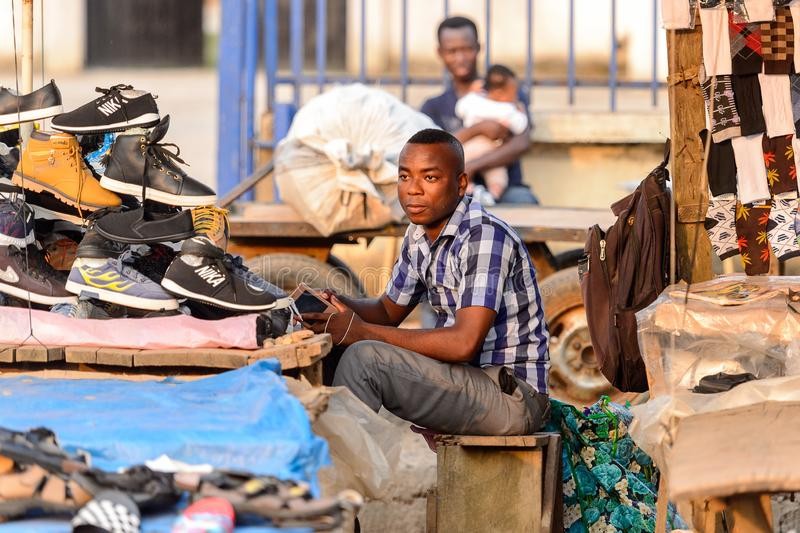 旧鞋回收有多暴利?在中国2元一双回收的旧鞋,卖到非洲能值70元