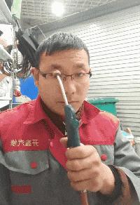 今天过来按脚，恰巧碰见了前女友，我该怎么化解尴尬呢？