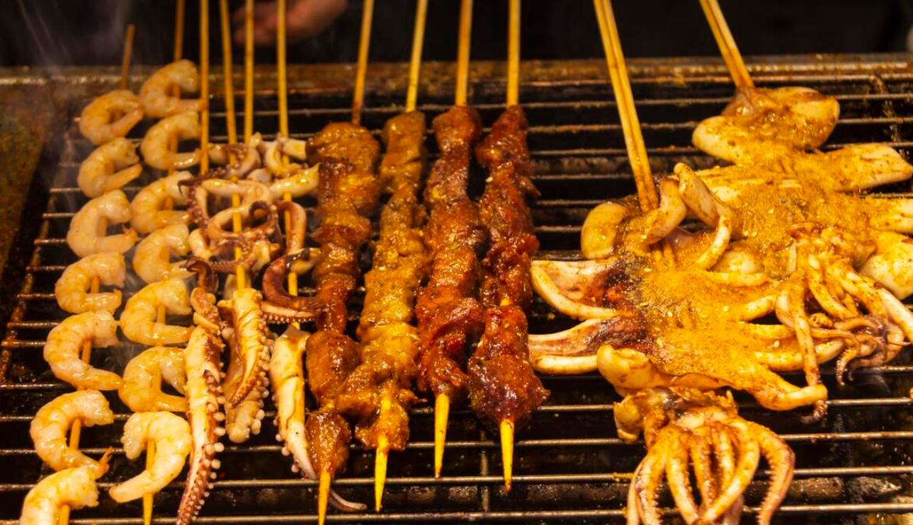 摆摊卖烧烤一个月能挣多少,摆摊卖烧烤一年能挣多少钱