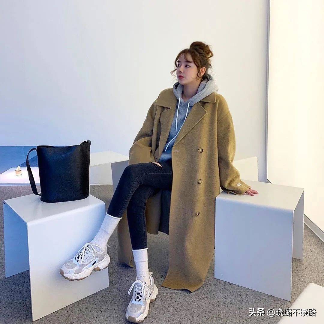 鲨鱼裤露袜子时尚穿搭冬,冬天保暖又减龄鲨鱼裤穿搭