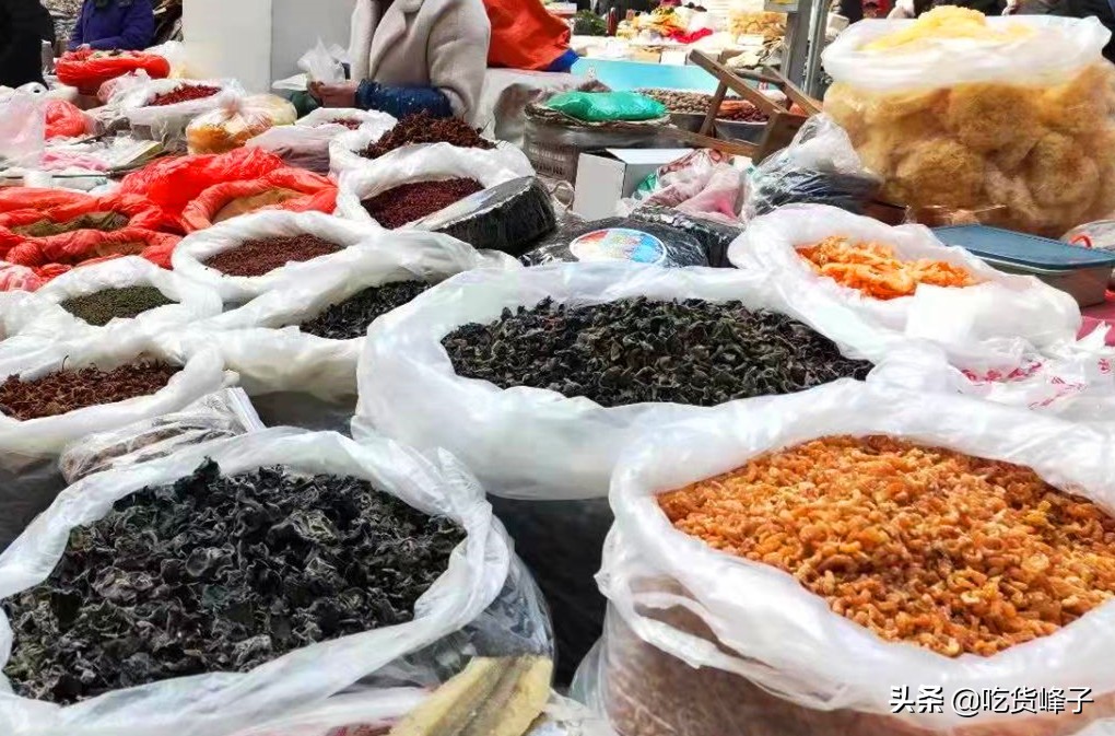 农村赶集寻找更好的食材,年货必备6种食物