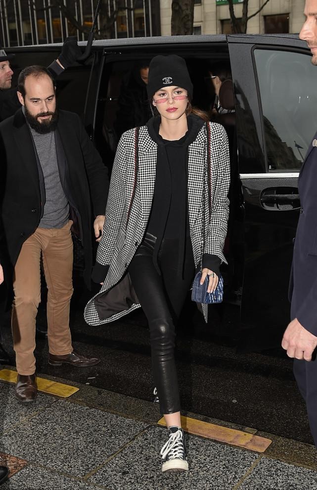 西装外套怎么搭配内搭卫衣,白色西装里面配什么颜色卫衣好看