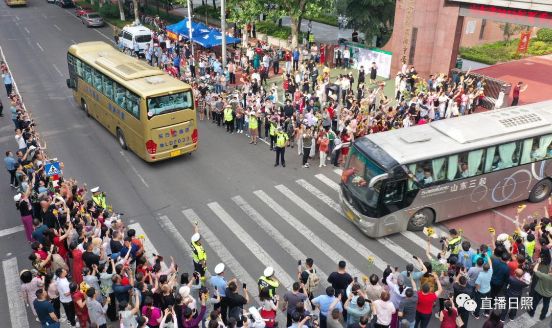 直击2023高考现场暖人瞬间,直击2023高考场外实拍视频