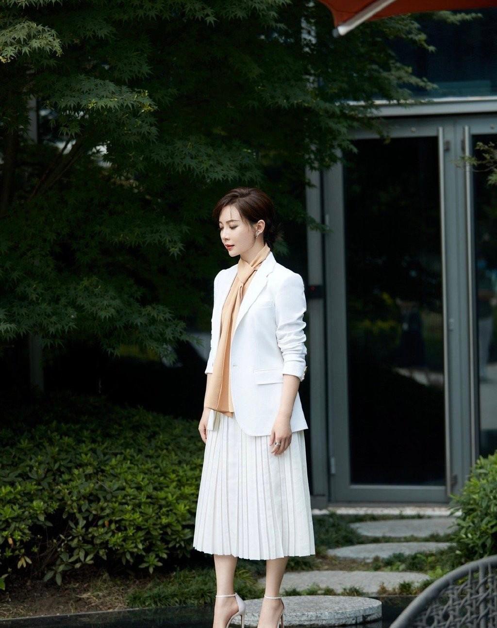 西装穿搭百褶裙,职场不想打扮