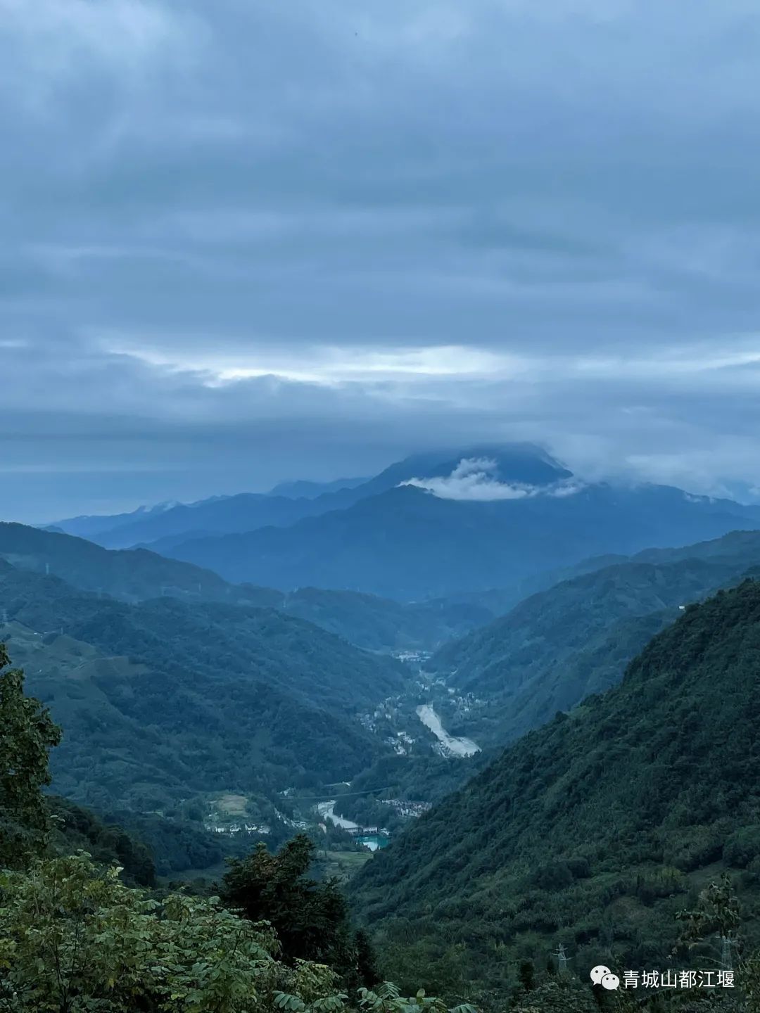 抓住秋天的尾巴！都江堰必打卡的8大晚秋好去处，步青山观烟岚云岫、入古城拾千年烟火，来过都会爱上